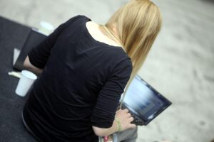 Frau am Computer, symbolisiert digitale Innovation durch geplante Rechenzentren in Deutschland.