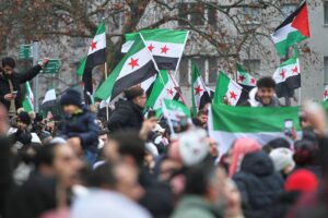 Syrische Flüchtlinge feiern den Sturz von Assad in Deutschland, Solidarität und Hoffnung auf Frieden.