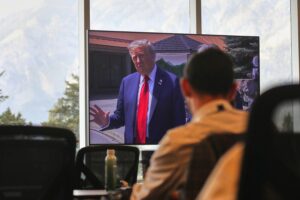 Gavin Newsom warnt Europa vor der Stärke von Donald Trump in diplomatischen Auseinandersetzungen.