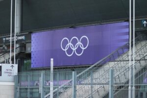 Kampagne für Olympia-Bewerbung Köln-Rhein-Ruhr startet Olympische Ringe vor Hamburgs Stadtansichten; Symbol für abgelehnte Bewerbung und zukünftige Stadtentwicklung.