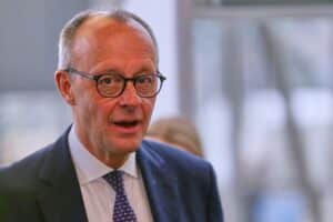 Friedrich Merz spricht auf Wirtschaftsgipfel über Sozialstaatsreform und digitale Effizienz.