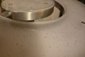 Zimmerbrand nach Kerzenentzündung, Feuerwehr im Einsatz, stark verschmutztes Zimmer durch Ruß.