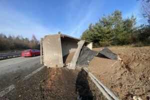 Umgekippter Kipplaster auf Autobahn A63, Verkehrsbehinderungen in Fahrtrichtung Mainz, Polizei vor Ort.