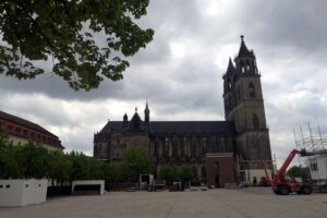 Magdeburger Dom zeigt Bedrohung der Kirchenfinanzen durch mögliche AfD-Regierung in Sachsen-Anhalt.