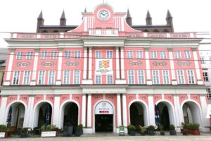 Rostocker Rathaus, symbolisiert Klimarisiko und Warnungen vor Sturmfluten und Überschwemmungen.