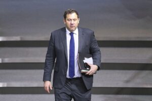 Lars Klingbeil präsentiert Reformpläne, betont Zusammenarbeit von Politik, Wirtschaft und Sozialpartnern zur Veränderung.
