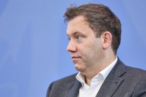 Lars Klingbeil diskutiert strategischen Dialog über europäische nukleare Sicherheit mit Frankreich.