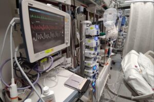 Konflikt zwischen Kliniken und Kassenvertretern über Pflegekosten und Betrugsvorwürfe im Gesundheitswesen.