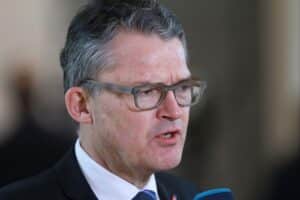 Politiker diskutieren Besorgnis über Grönland und US-Interessen, betonen europäische Sicherheitsstrategien.