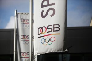 Kölner Skyline mit Olympischen Ringen und fröhlichen Bürgern, die an Abstimmung teilnehmen.