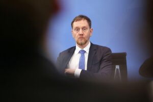 Michael Kretschmer diskutiert Klimaziele in der EU: umdenken, Kosten senken, Industrie schützen.