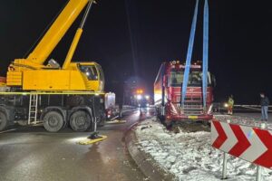 LKW-Unfall blockiert Bundesstraße 211, winterliche Bedingungen, Polizei und Bergungsarbeiten sichtbar.