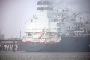 Schwimmendes LNG-Terminal in Wilhelmshaven, Symbol für Deutschlands steigende Abhängigkeit von US-Flüssiggas.