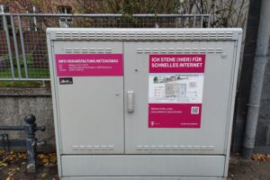 Glasfaserleitungen, bauliche Aktivitäten, technologische Geräte, Infrastrukturentwicklung in ländlichen Gemeinden.