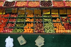 Obststand mit verschiedenen Früchten; Preisrückgang bei Obst und Gemüse prägte den November 2025.
