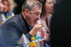 Markus Söder, bayerischer Ministerpräsident, lächelt und vermittelt Nähe durch seinen Lebensstil.