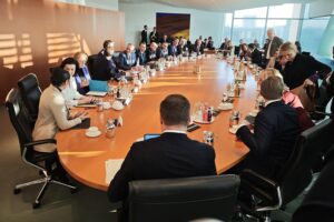 Politiker in Kabinettssitzung, Diskussion über Eigenständigkeit und Reformen der Bundesregierung.