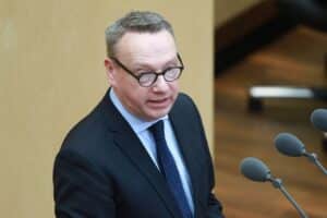 Benjamin Limbach präsentiert Gesetzentwurf zur Richterbesetzung in NRW, um Transparenz und Fairness zu fördern.