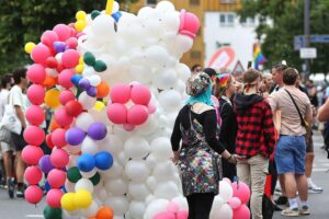 Bunte CSD-Parade mit Teilnehmern, die für Vielfalt und gegen Rechtsextremismus demonstrieren.
