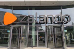 Demonstration für Zalando-Arbeitnehmer: Protestierende fordern Unterstützung durch die Landesregierung in Erfurt.