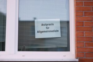 Ärztliche Praxis mit Patienten, Symbol für Gesundheitsversorgung und Diskussion um Krankschreibung.