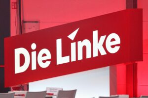 Linken-Parteitag mit zahlreichen jungen und engagierten Mitgliedern, die für soziale Gerechtigkeit kämpfen.