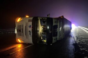 Lkw-Unfall auf A71: querliegender Sattelzug blockiert Autobahn, Fahrbahn gesperrt, Bergungsarbeiten.