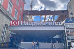 München Hauptbahnhof: Polizei sucht Zeugen nach entblößendem Vorfall im S-Bahnbereich.