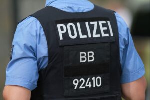 Ein Polizist am Tatort hilft einem Opfer eines Messerüberfalls in Berlin.