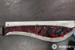 Ein Mann wurde im ICE 618 mit einer Machete am Kölner Hauptbahnhof festgenommen.