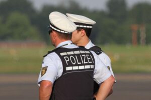 Polizeibeamte überwältigen Mann mit täuschend echter Waffe in Bremen, Einsatz wegen Alkohol und Drogen.
