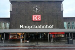 Traurige Szene am Duisburger Hauptbahnhof nach tödlicher Auseinandersetzung zwischen zwei Männern.