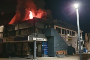Dachstuhlbrand in Mengen, Feuerwehr im Einsatz, Explosion von Gasflaschen, Rettungskräfte mobilisiert.