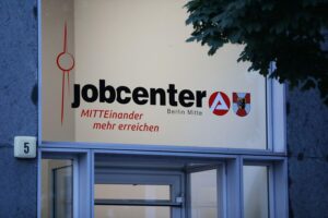Anstieg von Widersprüchen und Klagen: Jobcenter-Dokumente, Bürgergeld, Zahlen im Fokus.