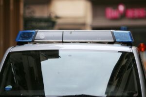 Polizei ermittelt nach Einbrüchen und Vandalismus in Mittelhessen, Schäden in Höhe von tausenden Euro.