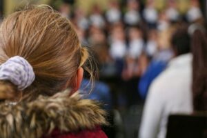 Kinder in einer Schule, engagiert beim Lernen und Schreiben, mit Fokus auf Rechtschreibung.