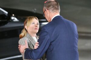 Giorgia Meloni und Friedrich Merz bei Pressekonferenz zur deutsch-italienischen Zusammenarbeit in Rom.