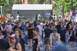 Menschen auf der Straße, die das Thema Mikrozensus und Umfragen symbolisieren.