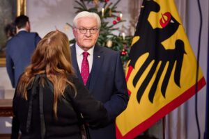 Frank-Walter Steinmeier wird von Alexander Schweitzer anlässlich seines 70. Geburtstags geehrt.