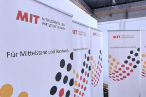 Symbolische Darstellung von Wirtschaftswachstum und Politik: Aufstrebende Unternehmen, Einflussreiche Politiker, wirtschaftliche Herausforderungen.