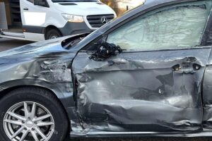 Ein beschädigter Skoda wird nach einem Unfall mit einem Müllwagen abgeschleppt.