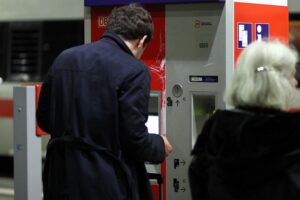Reisender am Ticketautomat; Thema: Abschaffung des Straftatbestands für Schwarzfahren in NRW.