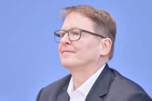 Jörg-Andreas Krüger diskutiert Zivildienst, Umweltschutz und Herausforderungen durch die AfD.