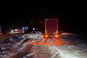 Verkehrsunfall auf Autobahn: Fahrzeuge kollidieren auf schneebedeckter Fahrbahn, glücklicherweise ohne Verletzte.