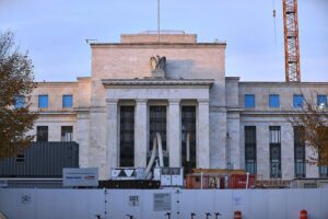 Baustelle der Federal Reserve, symbolisiert politischen Druck und Unabhängigkeit der Zentralbank.