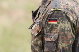 Bundeswehrsoldat im Einsatz, umgeben von Berichten über Fehlverhalten und interne Ermittlungen.