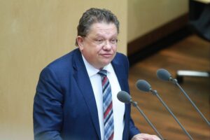 Andreas Philippi diskutiert Organspenden und Widerspruchsregelung vor einem Ministeriumsgebäude in Niedersachsen.