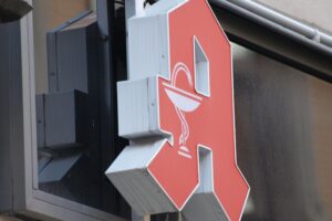 Niedersachsens Gesundheitsminister fordert Reform für bessere Apothekenversorgung und Unterstützung inhabergeführter Apotheke.