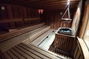 Bild einer Sauna mit Nackten, um den Schutz von Privatsphäre und Intimbereich zu betonen.