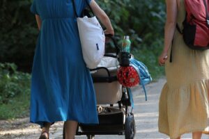 Zwei Frauen mit Kinderwagen, repräsentieren die Herausforderungen und Wünsche moderner Teilzeitbeschäftigter.